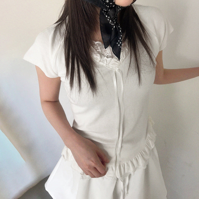 Damer Elegant Ruffled Top med feminin snörning och svala spetsdetaljer Mirla-Eva Jonsson