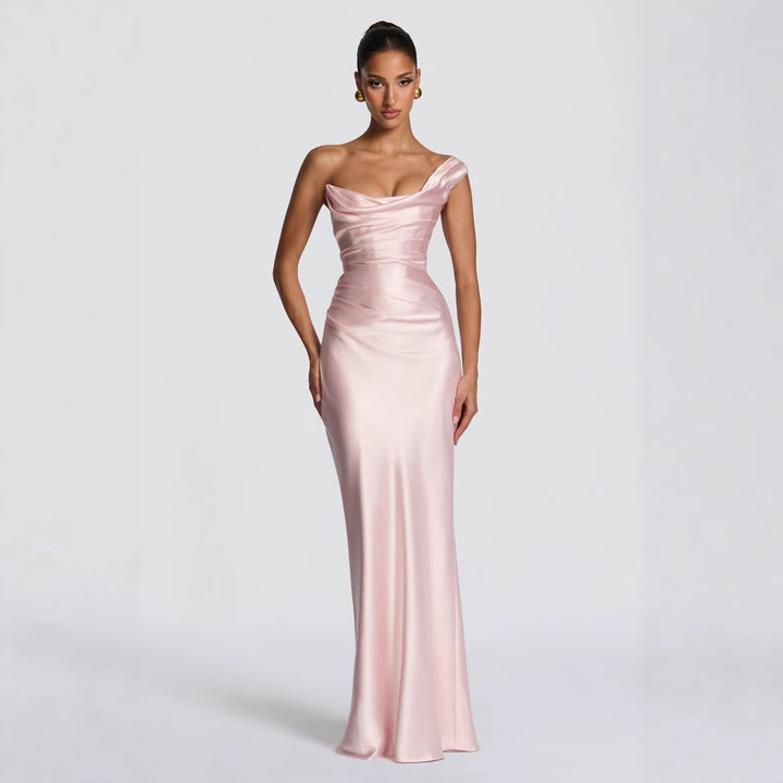 Damer Elegant Satin Lång Klänning med asymmetrisk skärning och figursmickrande design Mirla-Eva Jonsson