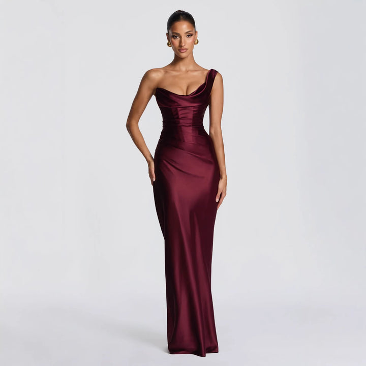 Damer Elegant Satin Lång Klänning med asymmetrisk skärning och figursmickrande design Mirla-Eva Jonsson