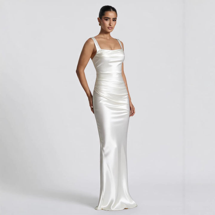 Damer Elegant Satin-Maxi-Klänning med figursmickrande design Mirla-Eva Jonsson