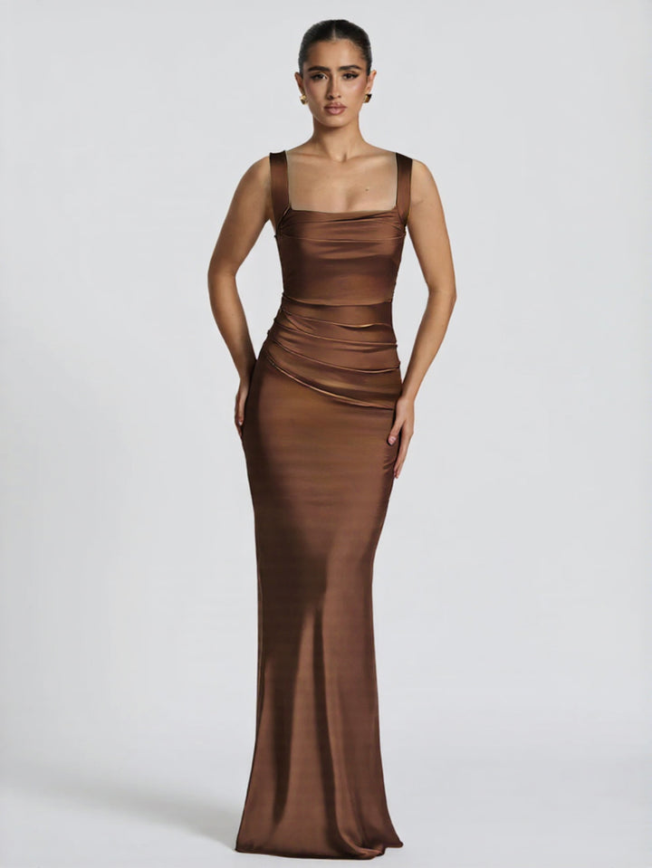 Damer Elegant Satin-Maxi-Klänning med figursmickrande design Mirla-Eva Jonsson