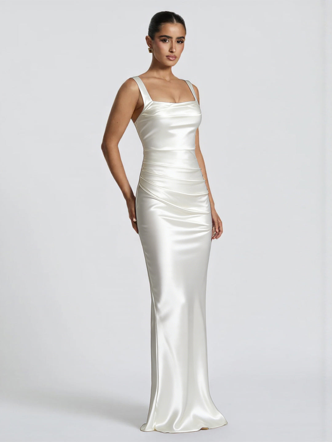 Damer Elegant Satin-Maxi-Klänning med figursmickrande design Mirla-Eva Jonsson