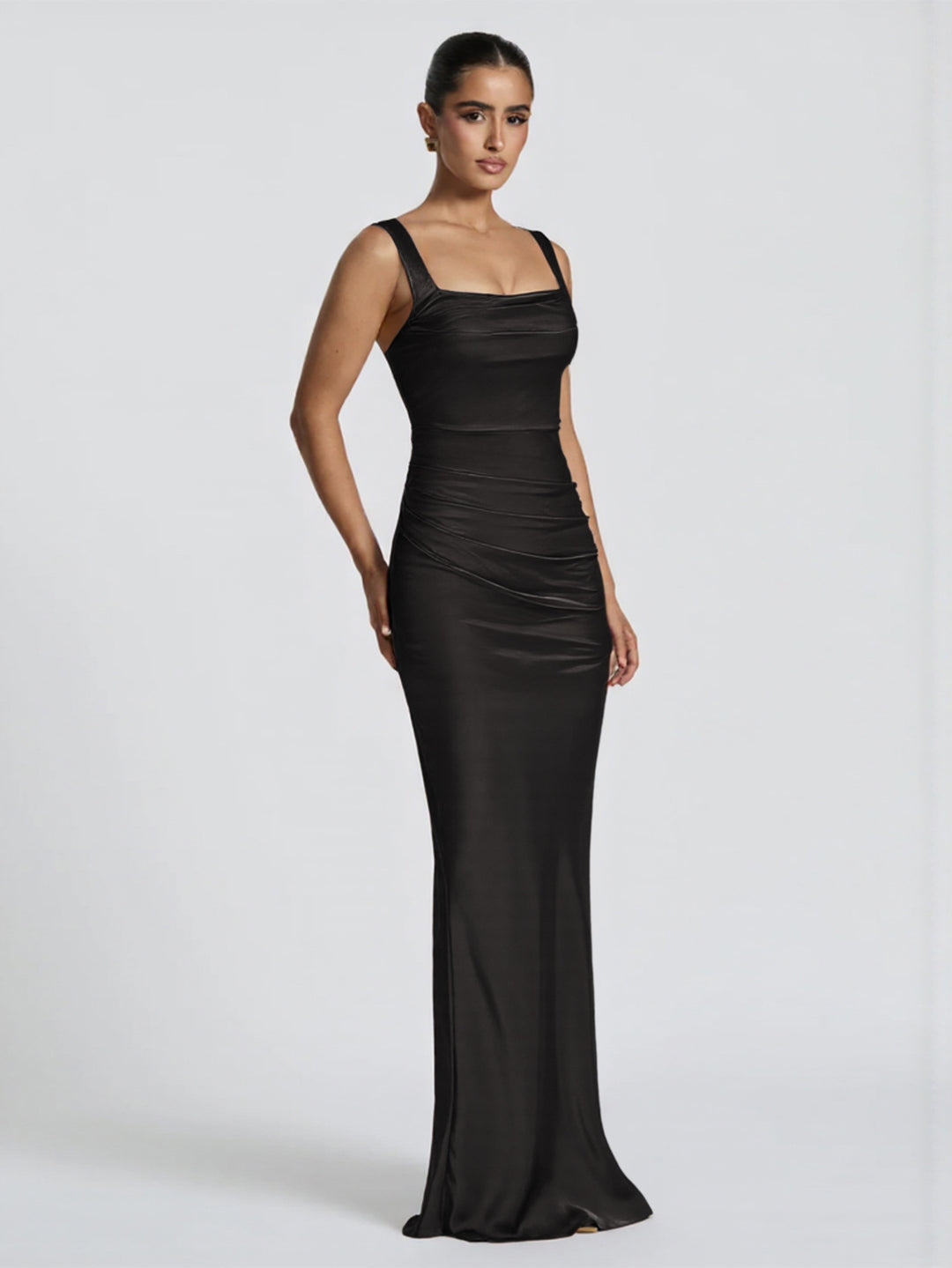 Damer Elegant Satin-Maxi-Klänning med figursmickrande design Mirla-Eva Jonsson