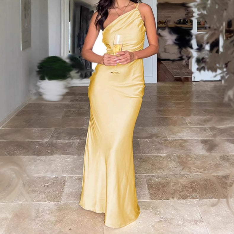 Damer Elegant Satin-Maxiklänning med asymmetrisk axelrem och raffinerade ruffledetaljer Eva Jonsson-Eva Jonsson