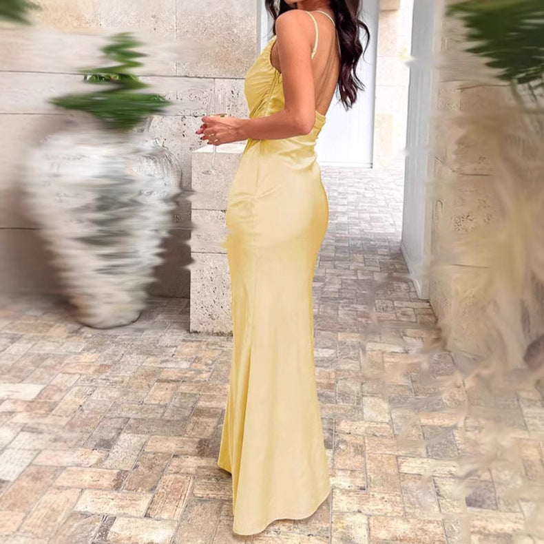 Damer Elegant Satin-Maxiklänning med asymmetrisk axelrem och raffinerade ruffledetaljer Eva Jonsson-Eva Jonsson