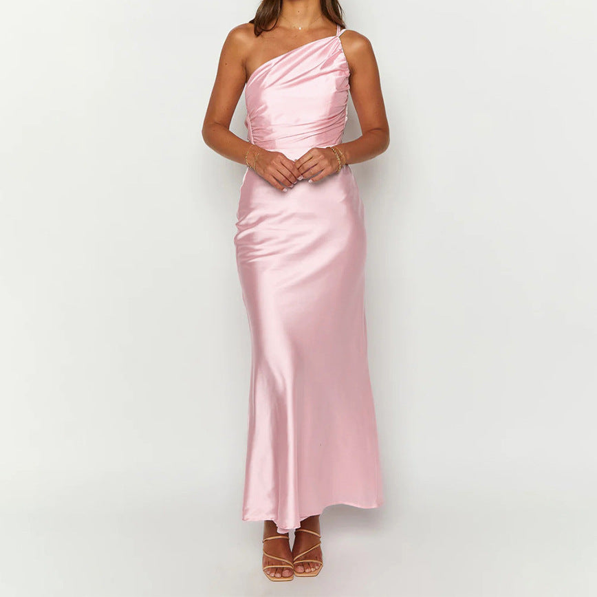 Damer Elegant Satin-Maxiklänning med asymmetrisk axelrem och raffinerade ruffledetaljer Eva Jonsson-Eva Jonsson