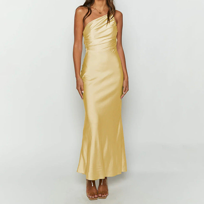 Damer Elegant Satin-Maxiklänning med asymmetrisk axelrem och raffinerade ruffledetaljer Eva Jonsson-Eva Jonsson