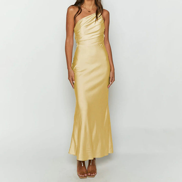 Damer Elegant Satin-Maxiklänning med asymmetrisk axelrem och raffinerade ruffledetaljer Eva Jonsson-Eva Jonsson