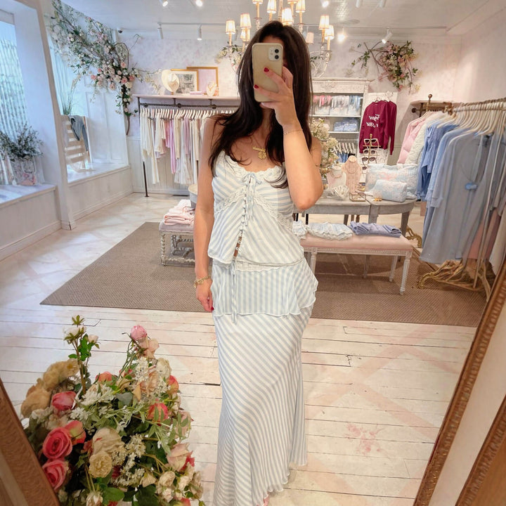 Damer Elegant Skjortklänning med Volanger och Transparenta Insatser Mirla-Eva Jonsson