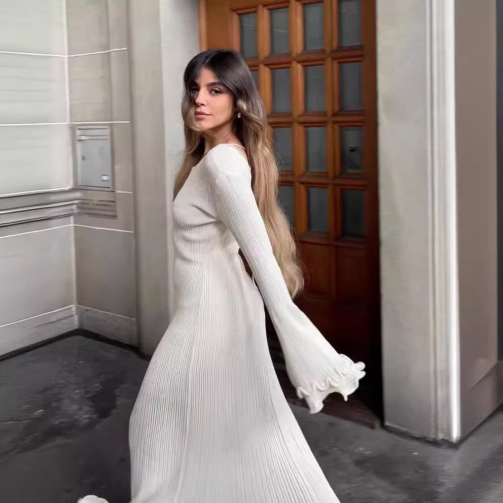 Damer Elegant Stickad Klänning med Rynkdetaljer och Långa Ärmar Mirla-Eva Jonsson