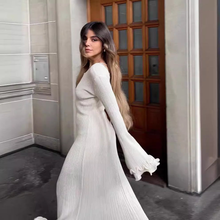 Damer Elegant Stickad Klänning med Rynkdetaljer och Långa Ärmar Mirla-Eva Jonsson