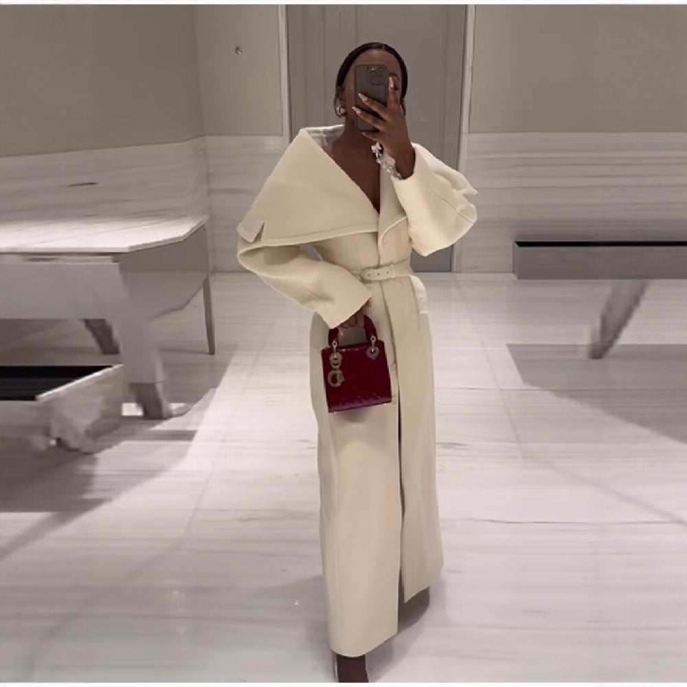 Damer Elegant Trench Coat med Överdimensionerad Krage och Justerbart Midjebälte Mirla-Eva Jonsson