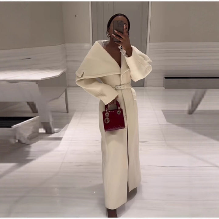 Damer Elegant Trench Coat med Överdimensionerad Krage och Justerbart Midjebälte Mirla-Eva Jonsson