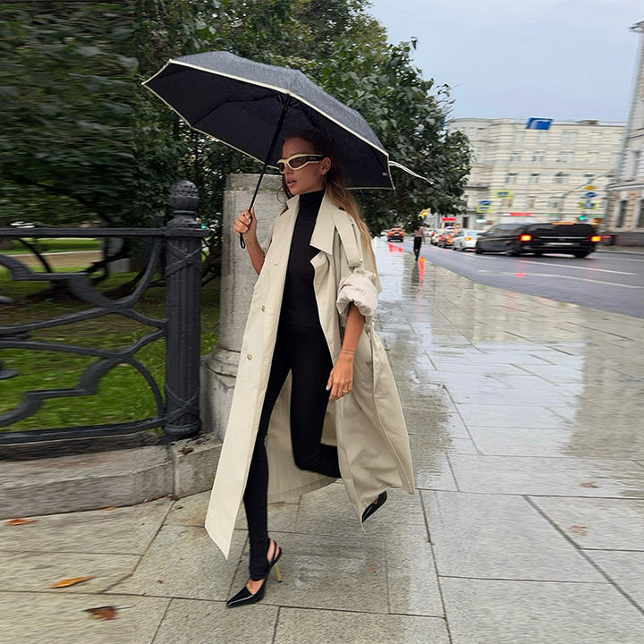 Damer Elegant Trenchcoat med öppna ärmar och modern skärning Mirla-Eva Jonsson