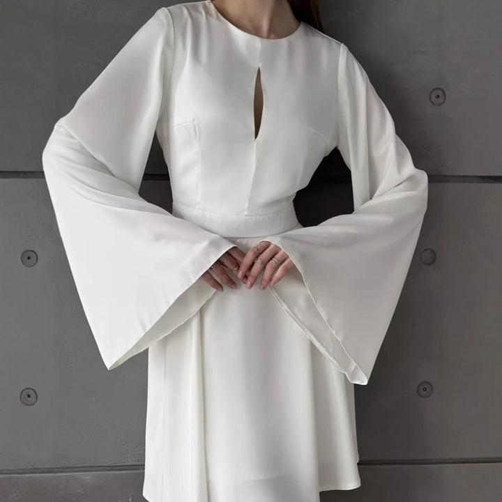 Damer Elegant Viskalklänning med vida utsvängda ärmar och djup halsringning Mirla-Eva Jonsson
