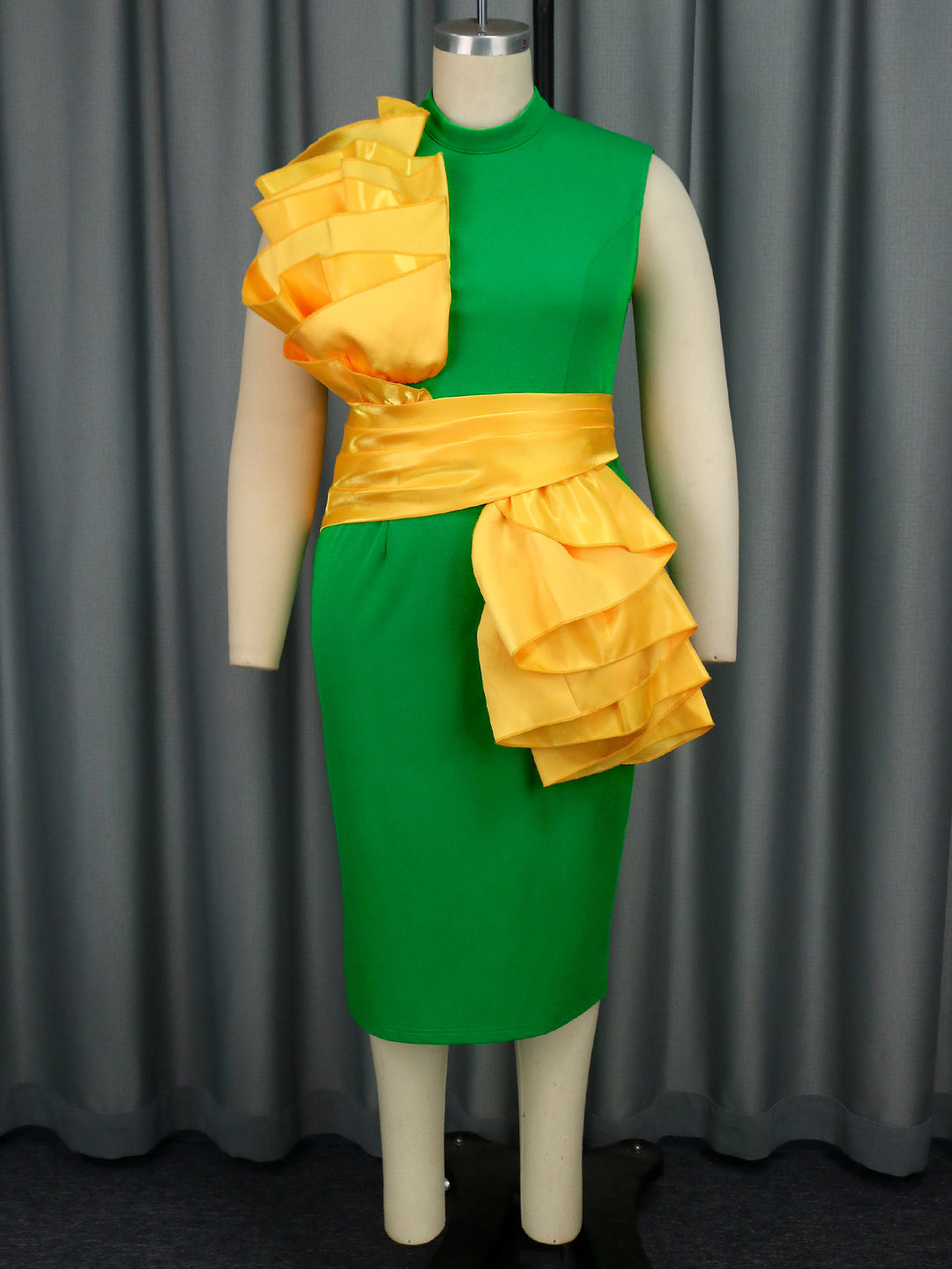 Damer Elegant Wrap Dress med voluminösa Ruffle-detaljer och glittrande midjeband Mirla-Eva Jonsson