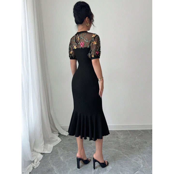 Damer Elegant Wrap Klänning med Transparent Spetskant och Volangdetaljer Mirla-Eva Jonsson