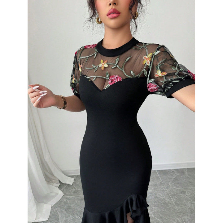 Damer Elegant Wrap Klänning med Transparent Spetskant och Volangdetaljer Mirla-Eva Jonsson