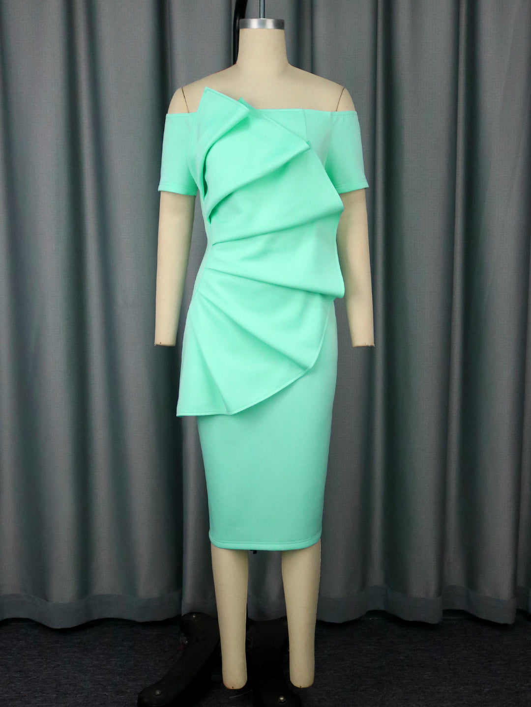 Damer Elegant Wrap Klänning med asymmetrisk design och draperingar Mirla-Eva Jonsson
