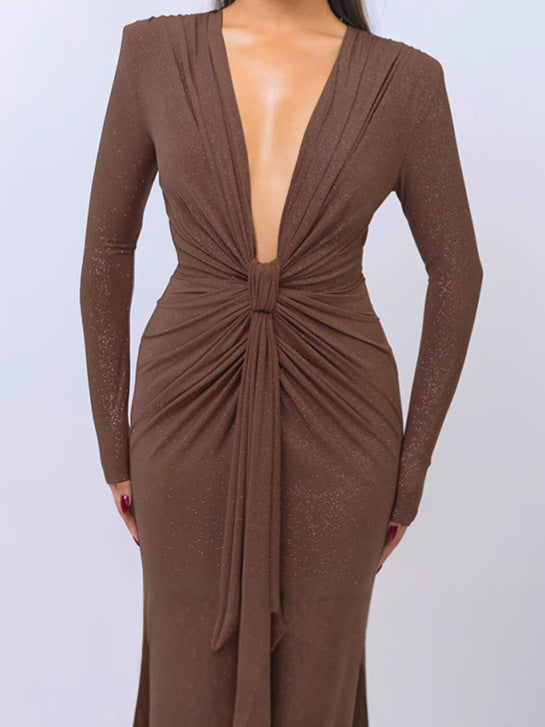 Damer Elegant Wrap Klänning med djup V-ringning och figursydd design Mirla-Eva Jonsson