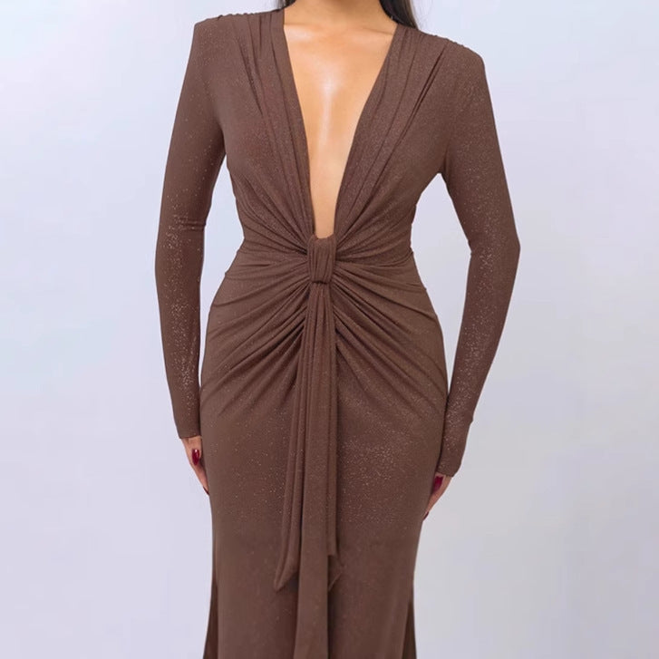 Damer Elegant Wrap Klänning med djup V-ringning och figursydd design Mirla-Eva Jonsson