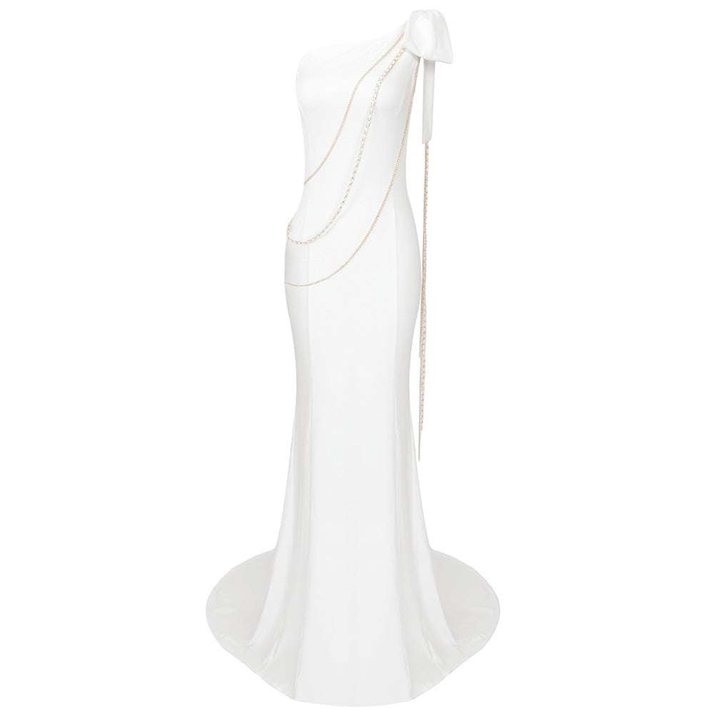 Damer Elegant aftenkjole med asymmetrisk design og glamorøse kædeaccenter Mirla-Eva Jonsson