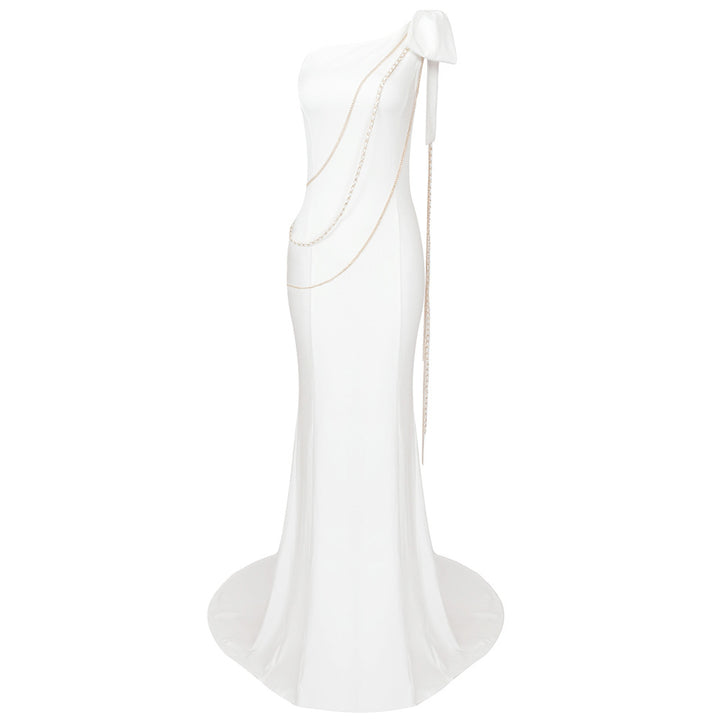 Damer Elegant aftenkjole med asymmetrisk design og glamorøse kædeaccenter Mirla-Eva Jonsson