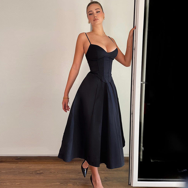 Damer Elegant aftenkjole med figursyet overdel og svajende nederdel Mirla-Eva Jonsson