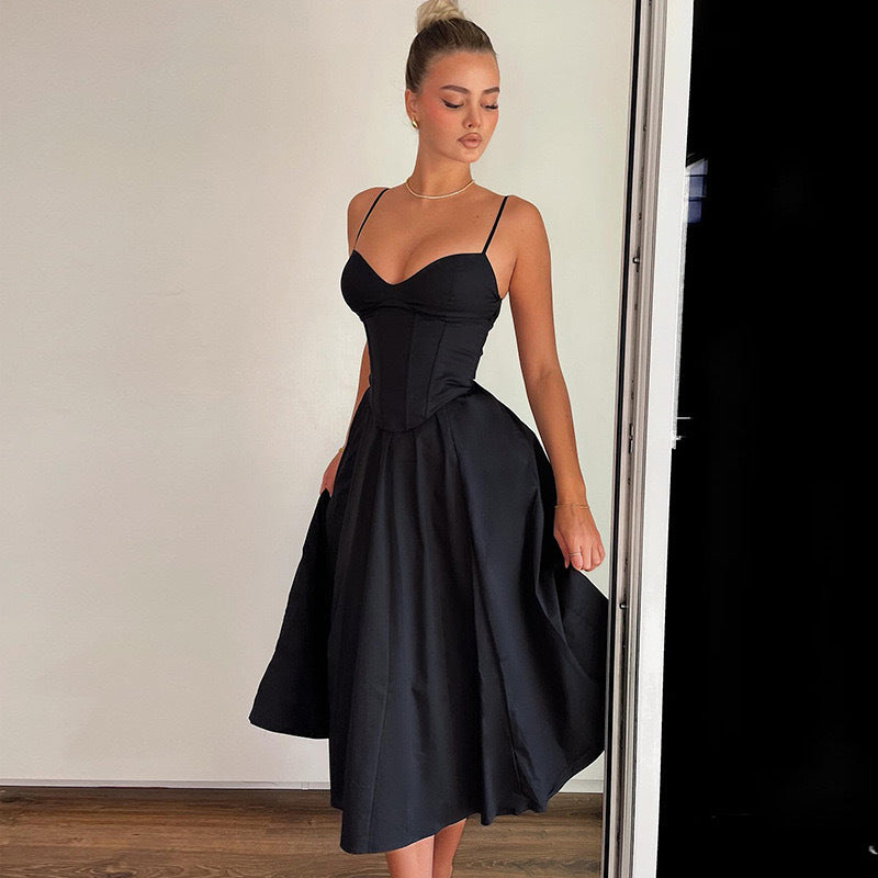 Damer Elegant aftenkjole med figursyet overdel og svajende nederdel Mirla-Eva Jonsson
