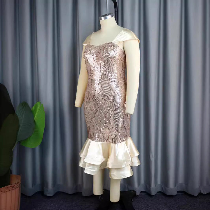 Damer Elegant aftenkjole med glitrende paljetter og feminin flæsekant Mirla-Eva Jonsson