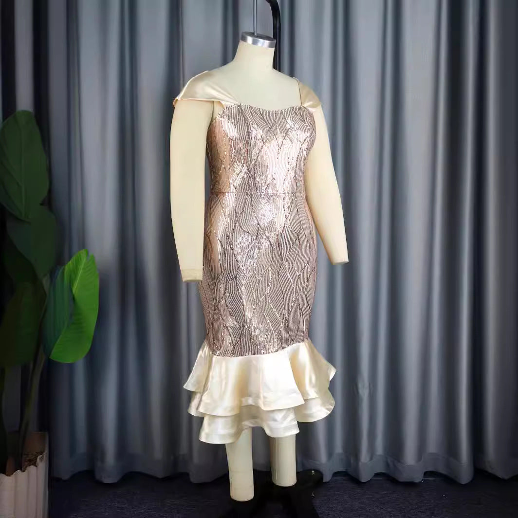 Damer Elegant aftenkjole med glitrende paljetter og feminin flæsekant Mirla-Eva Jonsson