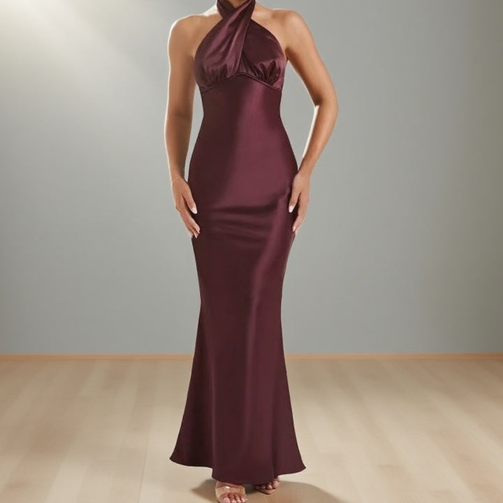 Damer Elegant aftenkjole med skulderfri halterneck-design og figurformende snitt Mirla-Eva Jonsson