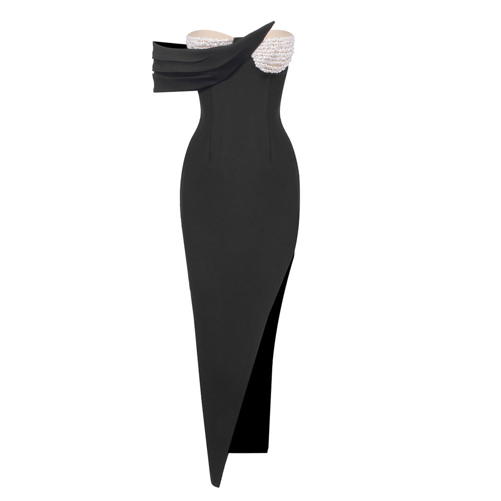 Damer Elegant aftonklänning med asymmetrisk design och kärleksfulla pärldetaljer Mirla-Eva Jonsson