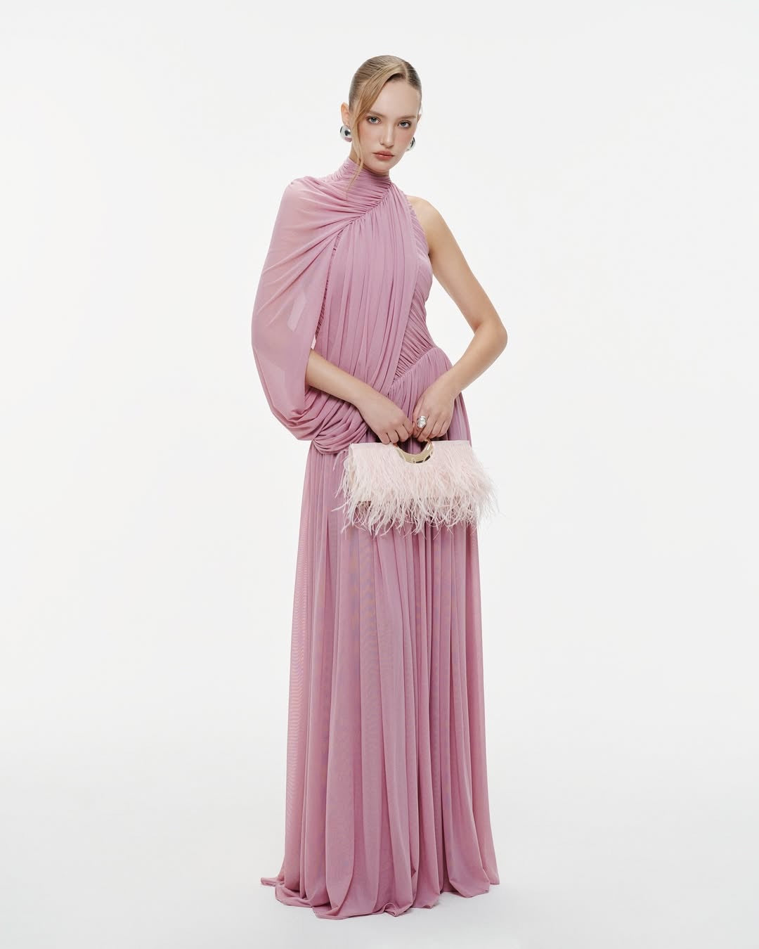 Damer Elegant aftonklänning med asymmetrisk design och snygg drapering Mirla-Eva Jonsson