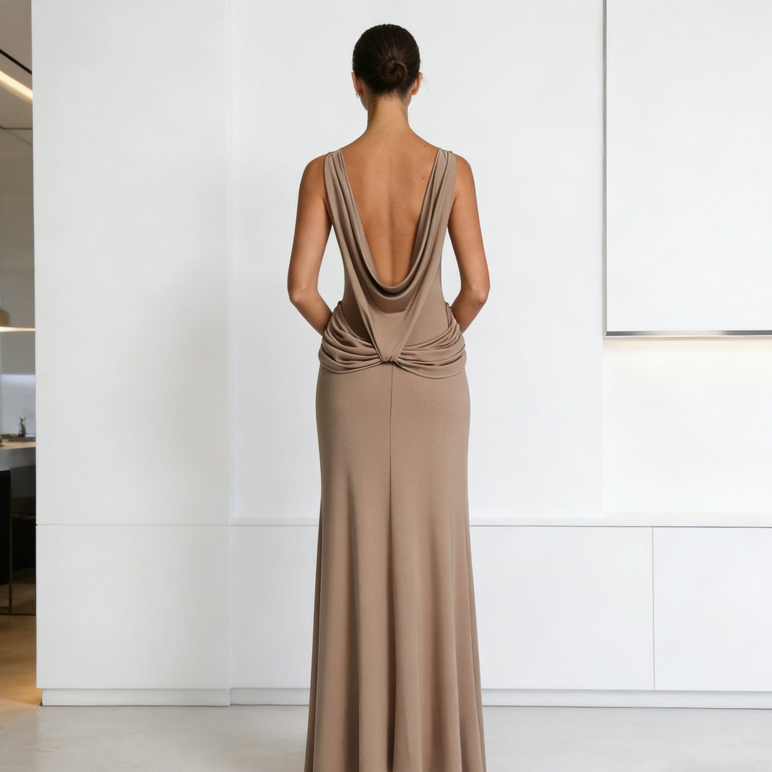 Damer Elegant aftonklänning med asymmetrisk drapering och hög slits Mirla-Eva Jonsson