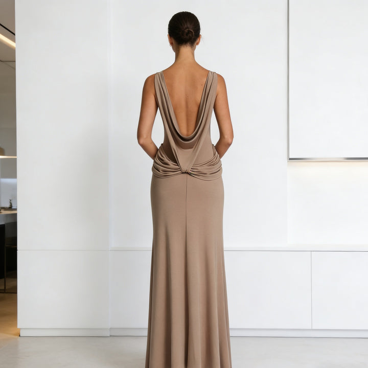 Damer Elegant aftonklänning med asymmetrisk drapering och hög slits Mirla-Eva Jonsson
