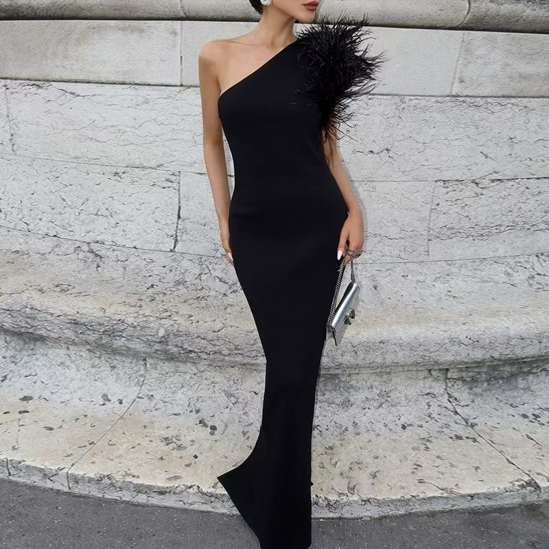 Damer Elegant aftonklänning med asymmetrisk skärning och konstfullt fjäderdekorer Mirla-Eva Jonsson