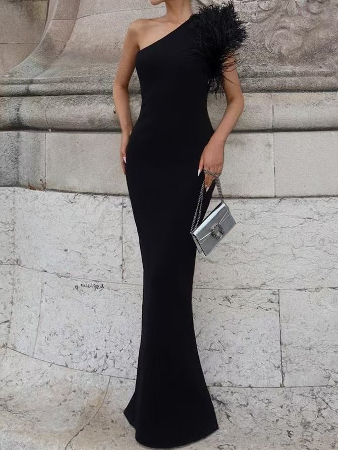Damer Elegant aftonklänning med asymmetrisk skärning och konstfullt fjäderdekorer Mirla-Eva Jonsson