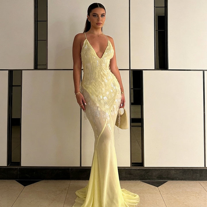 Damer Elegant aftonklänning med glittrande detaljer och asymmetrisk skärning Mirla-Eva Jonsson