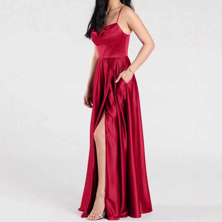 Damer Elegant aftonklänning med glittrande satinfinish och djup slits Mirla-Eva Jonsson