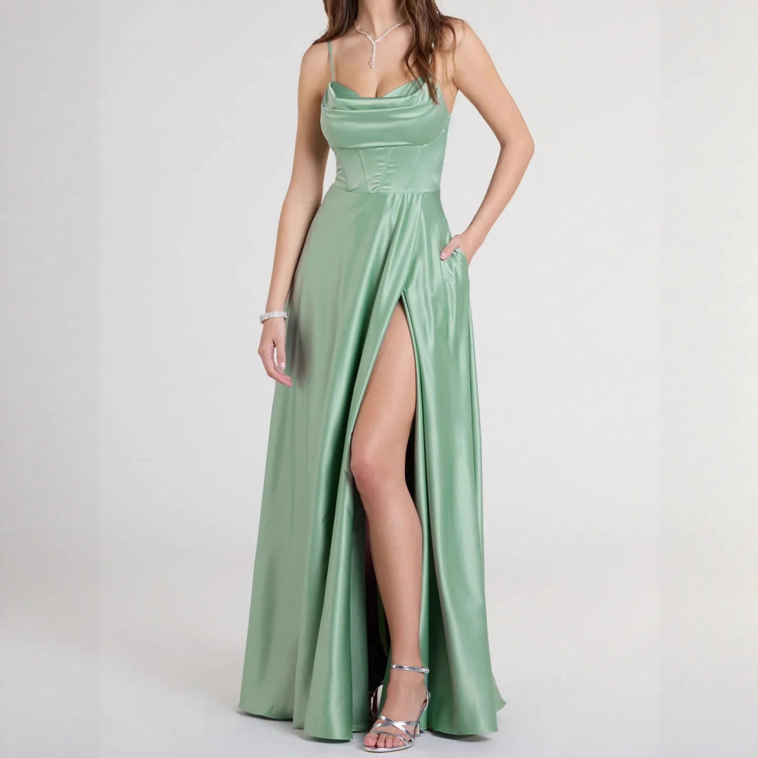 Damer Elegant aftonklänning med glittrande satinfinish och djup slits Mirla-Eva Jonsson