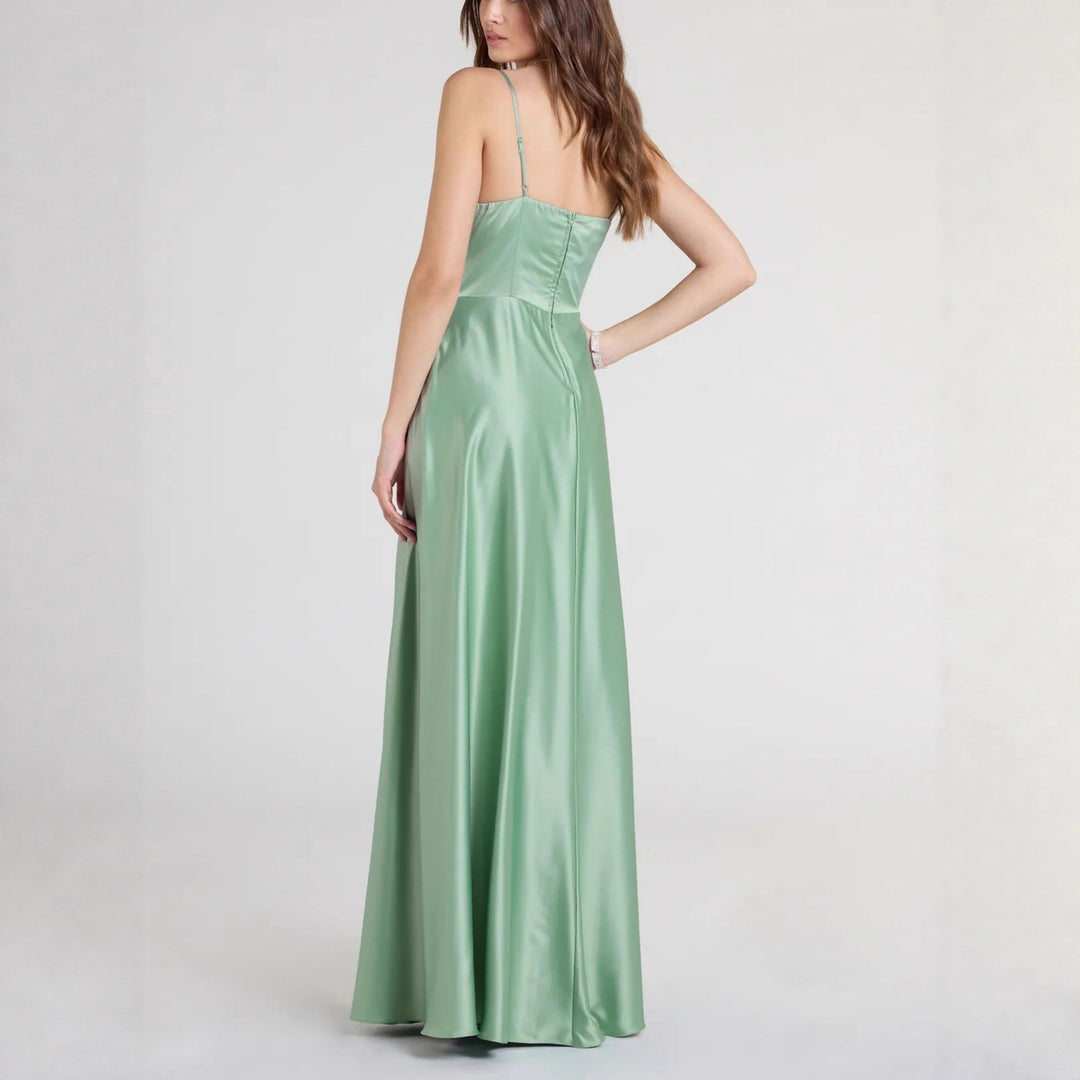 Damer Elegant aftonklänning med glittrande satinfinish och djup slits Mirla-Eva Jonsson