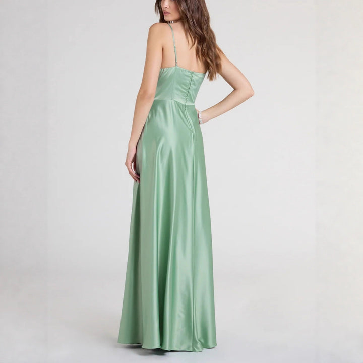 Damer Elegant aftonklänning med glittrande satinfinish och djup slits Mirla-Eva Jonsson