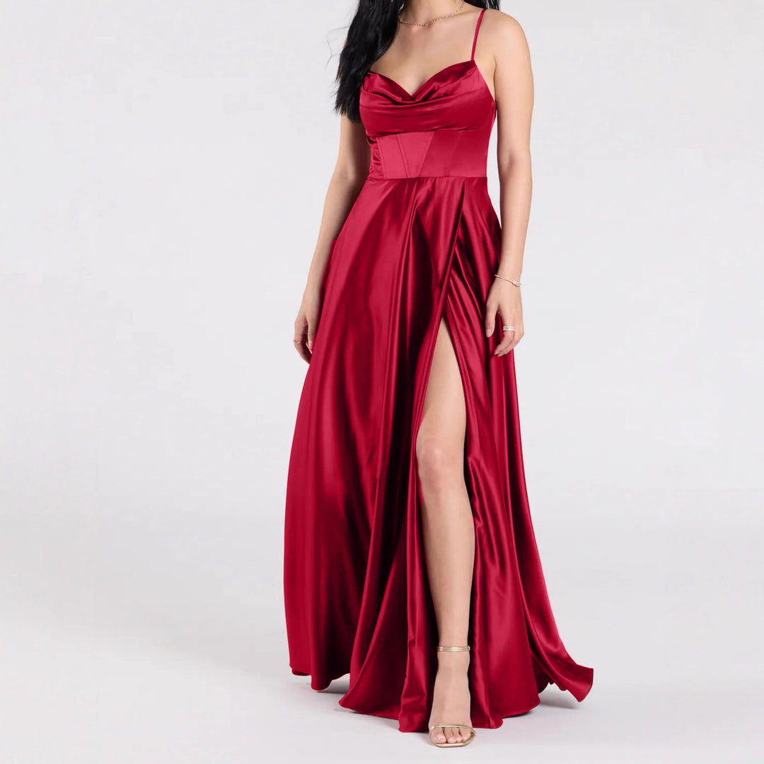 Damer Elegant aftonklänning med glittrande satinfinish och djup slits Mirla-Eva Jonsson