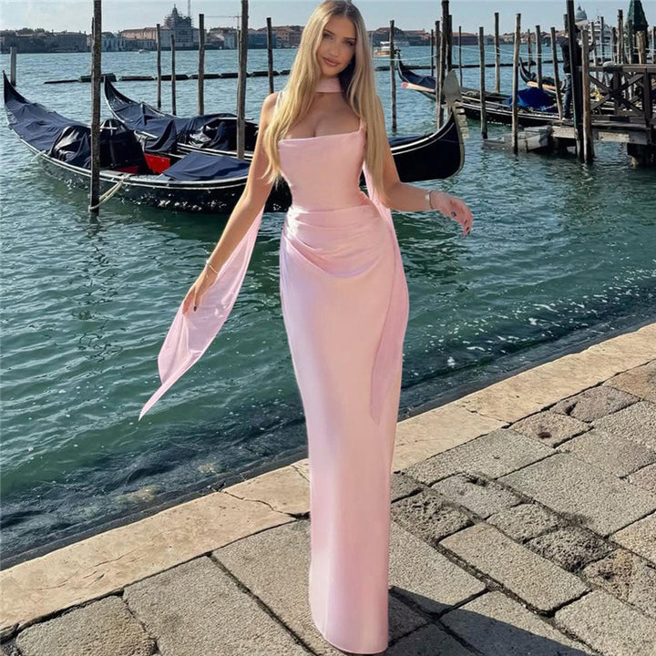 Damer Elegant aftonklänning med hög skärning och diskreta rynkelement Mirla-Eva Jonsson