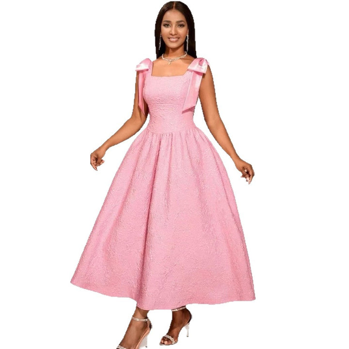Damer Elegant aftonklänning med skimrande detaljer och lekfulla volangaxlar Mirla-Eva Jonsson