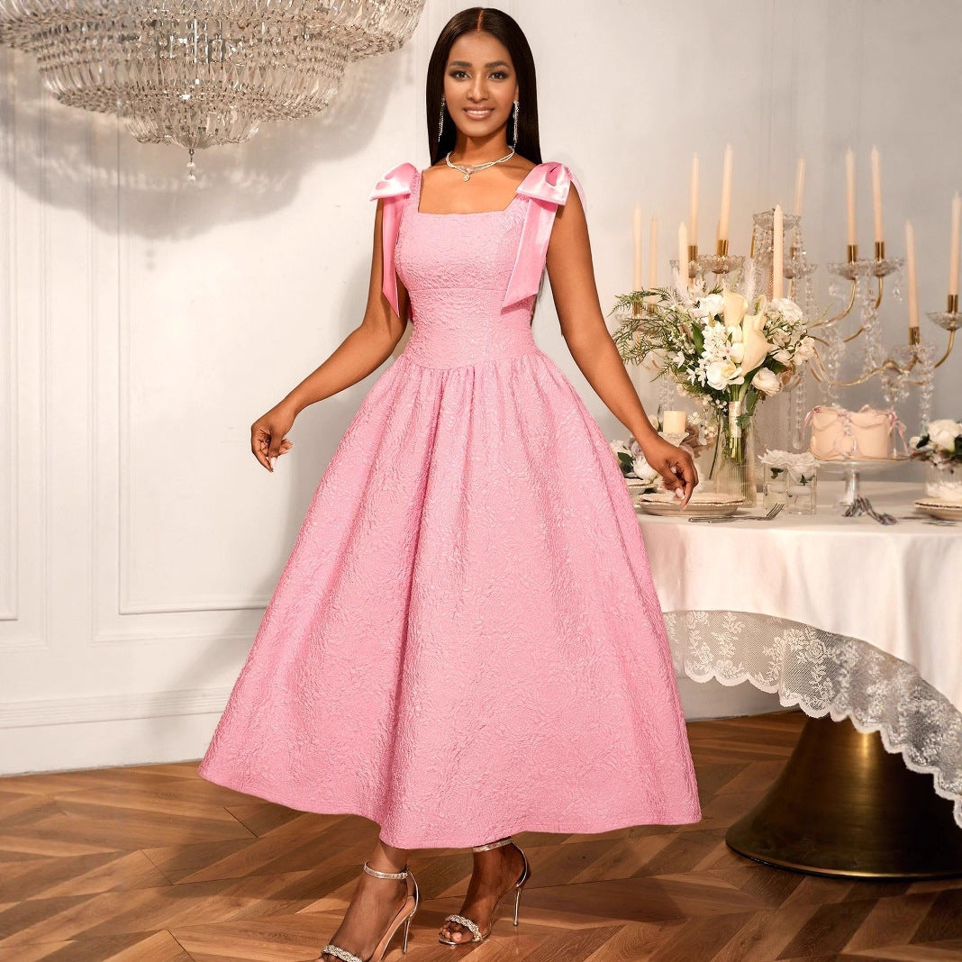 Damer Elegant aftonklänning med skimrande detaljer och lekfulla volangaxlar Mirla-Eva Jonsson
