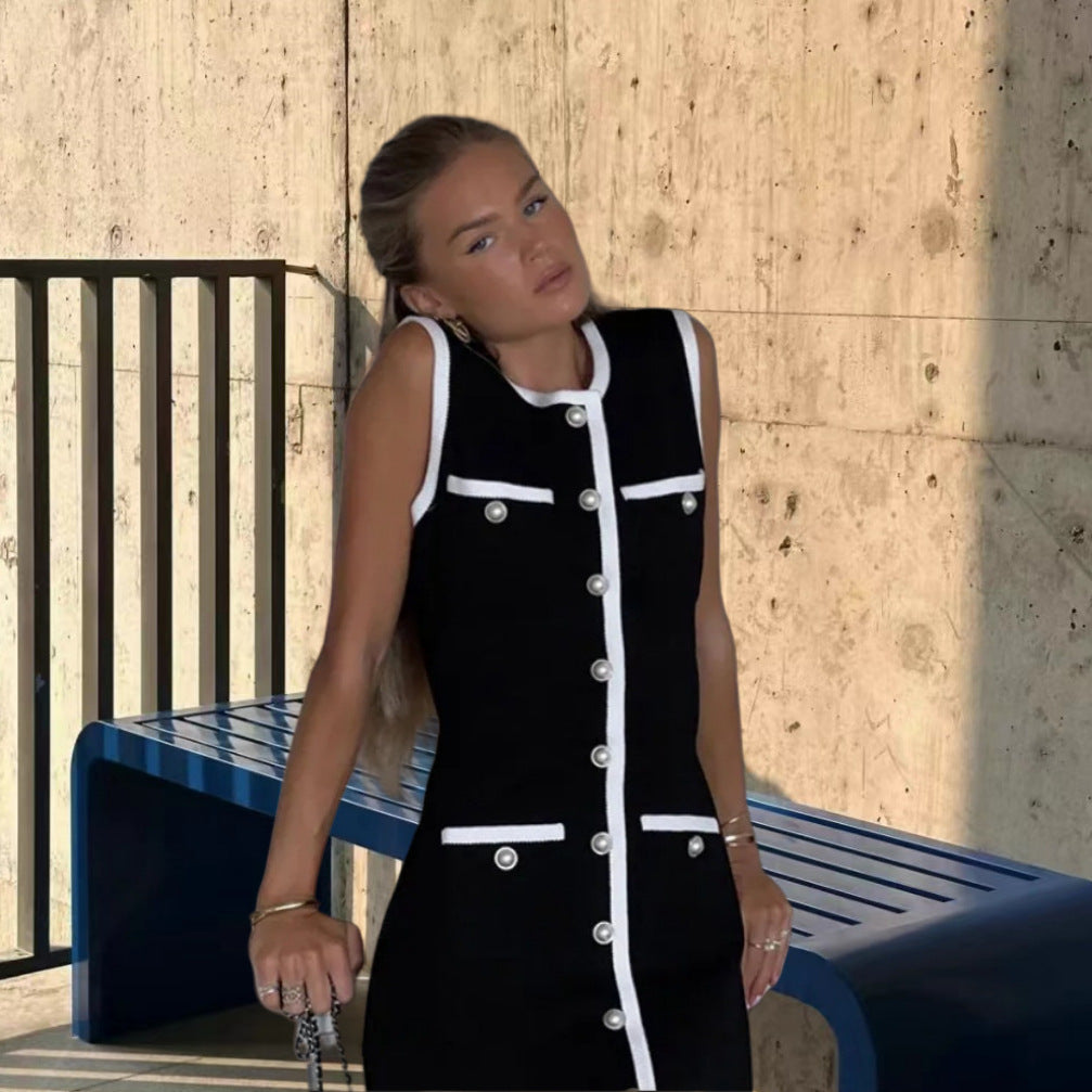 Damer Elegant ärmlös klänning med dekorativa knappar och kontrastdetaljer Mirla-Eva Jonsson