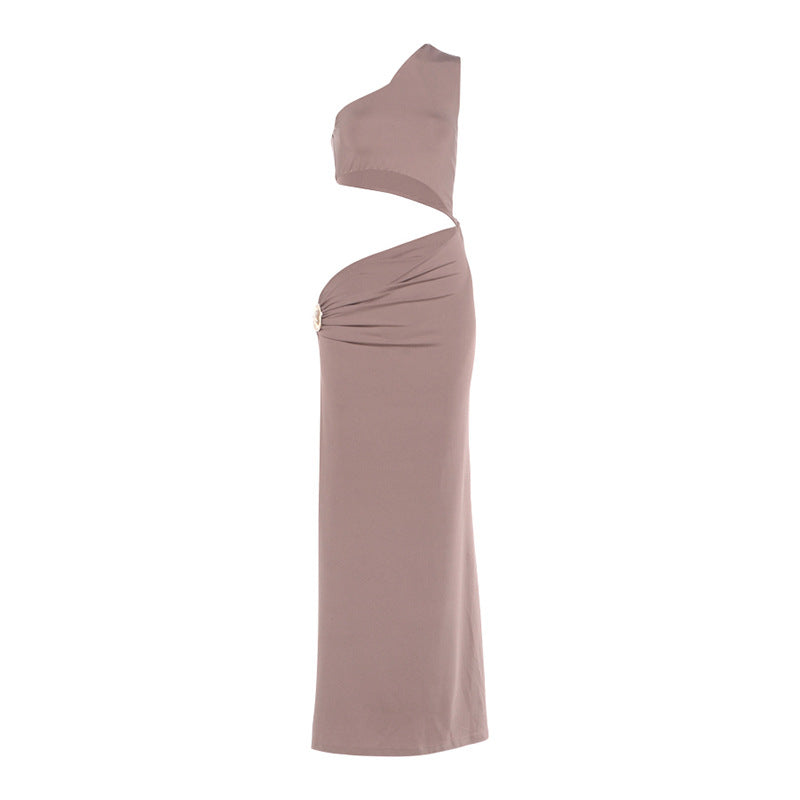Damer Elegant asymmetrisk Maxiklänning med drapering och dekorativ detalj Mirla-Eva Jonsson