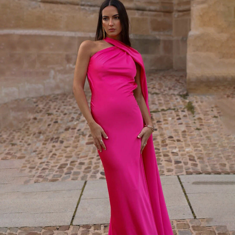 Damer Elegant asymmetrisk aftonklänning med smal skärning och raffinerade detaljer Mirla-Eva Jonsson